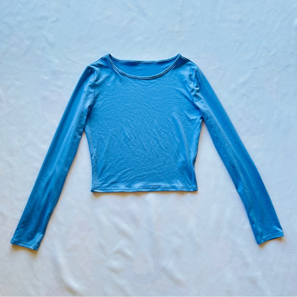 NWOT Medium Periwinkle Blue Top Long Sleeves Stretchy Crew Neck Tshirt